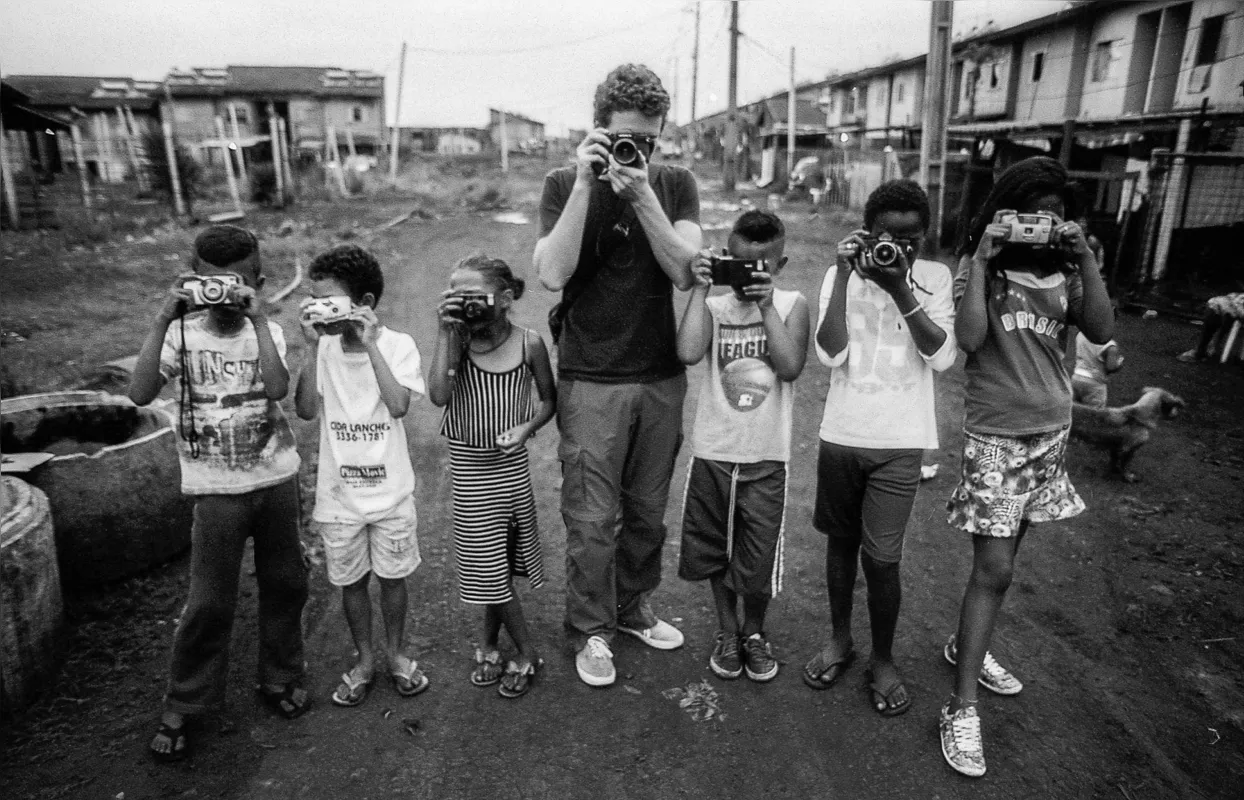 Moradores reunidos no bairro